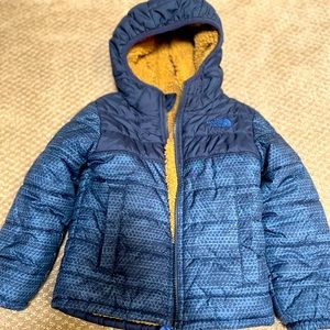 The North Face reversible 4t puffy coat. Blue/brown